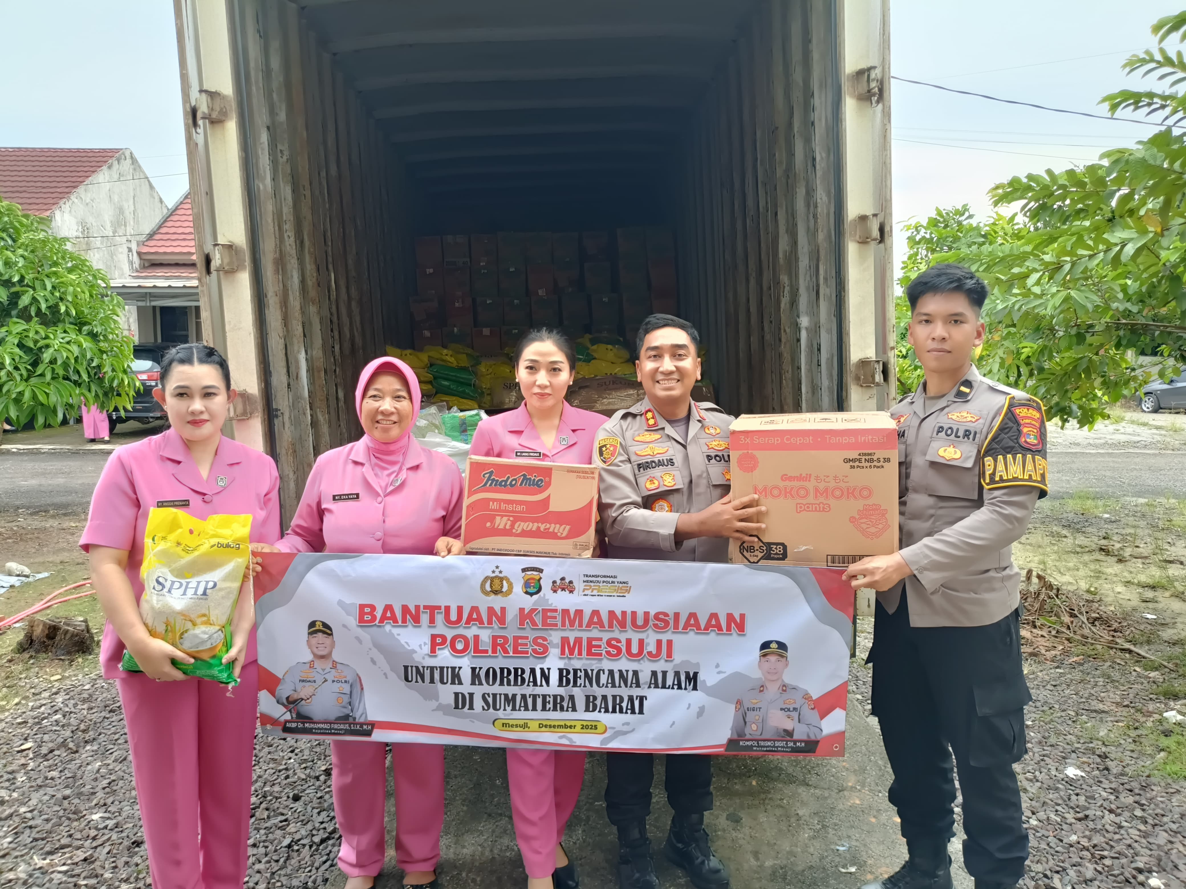 Polres Mesuji Kirim Ratusan Paket Logistik untuk Warga Terdampak Bencana di Sumbar