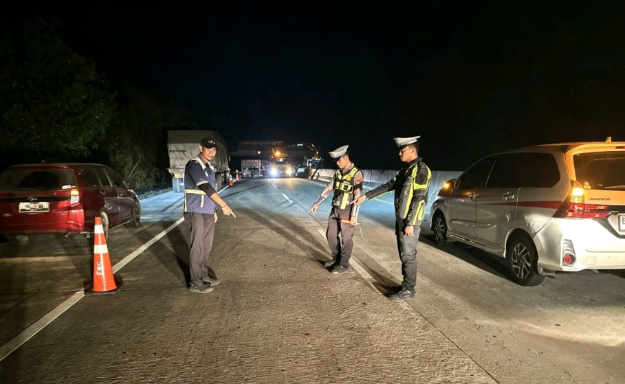 Sat Lantas Polres Mesuji Evakuasi Korban Laka Lantas di Tol Terpeka KM 246