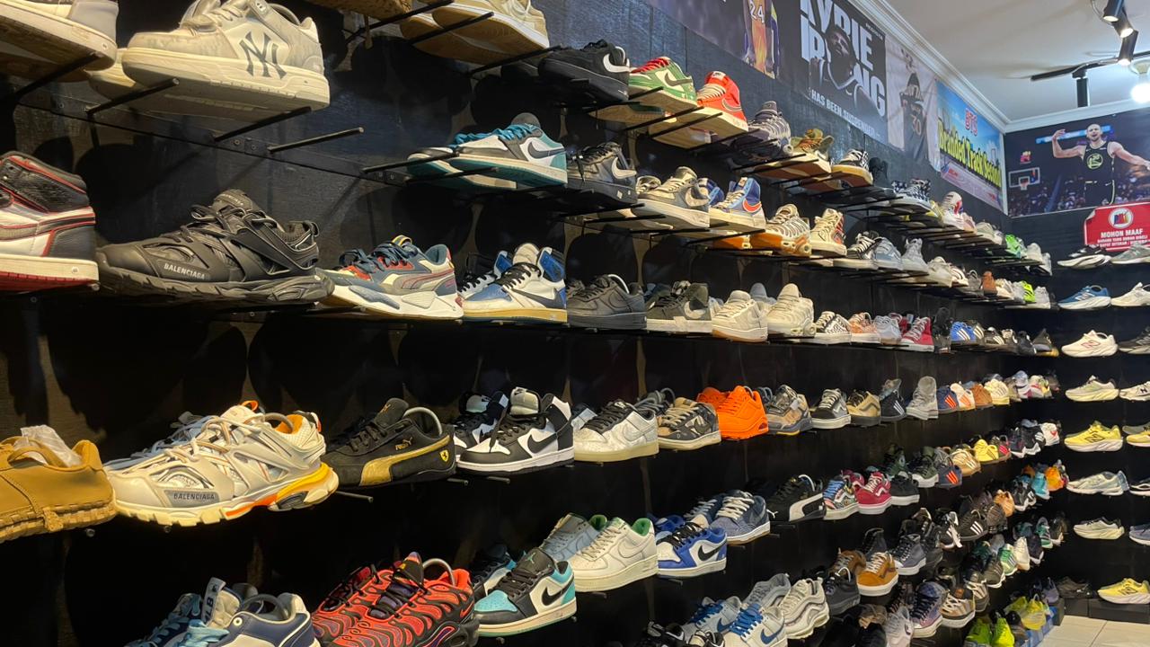 Laris via Live Streaming, Toko Sepatu Sukarame Jual Belasan Pasang Sehari