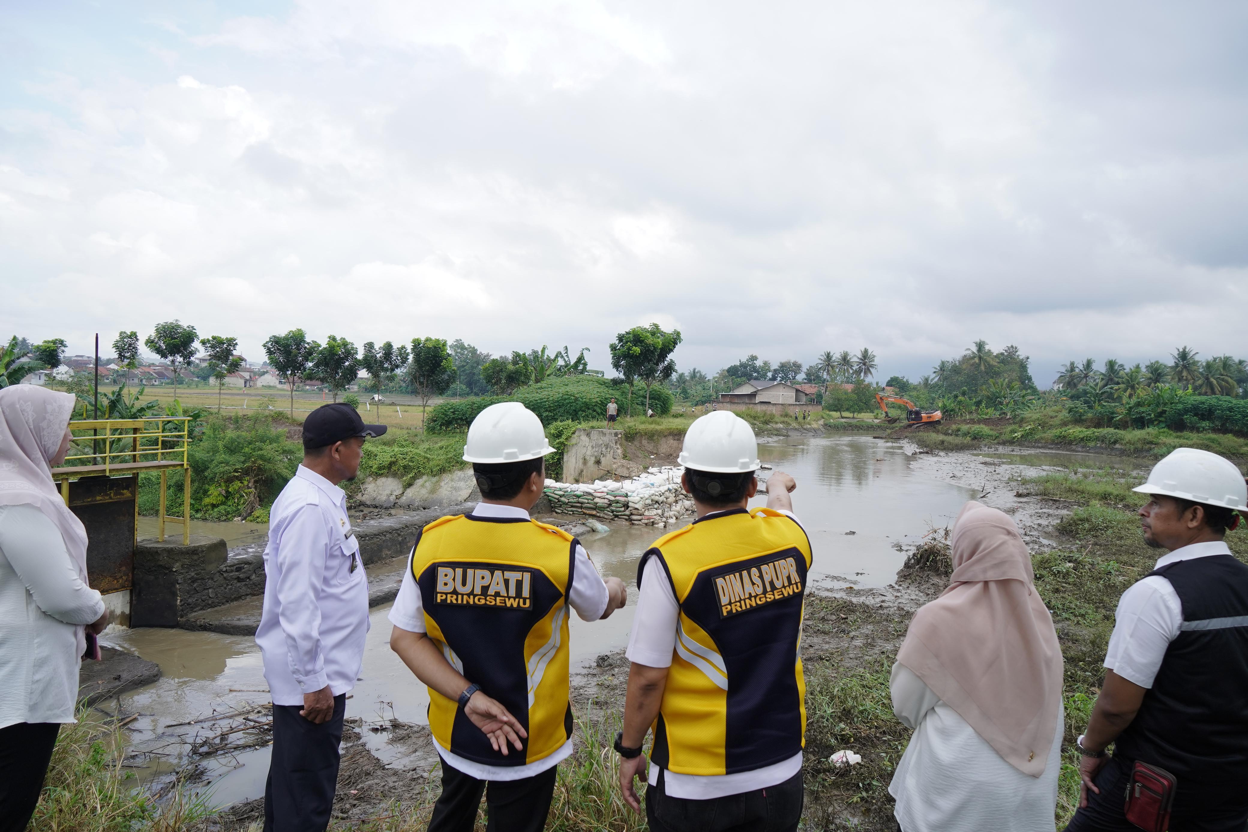 Bupati Pringsewu Tinjau Langsung Perbaikan Bendungan Widara Payung 