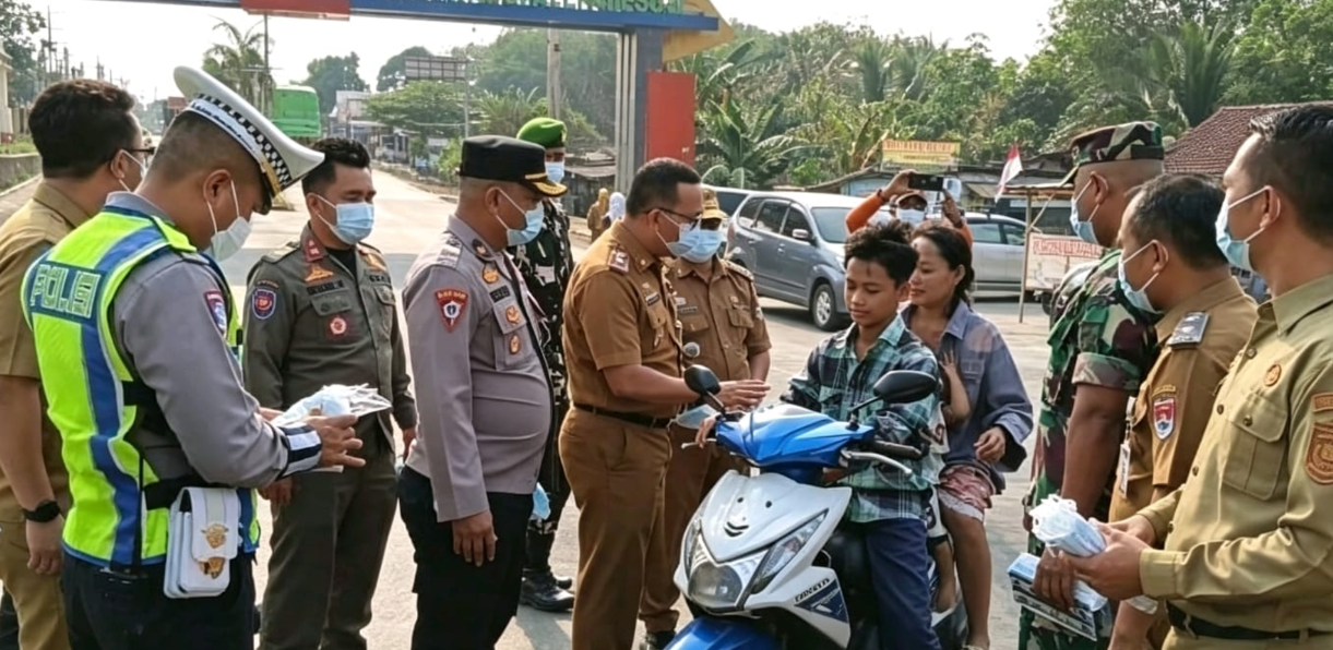 Antisipasi Abu Vulkanik GAK, Polres Mesuji Bagikan 1.270 Masker di 16 Titik