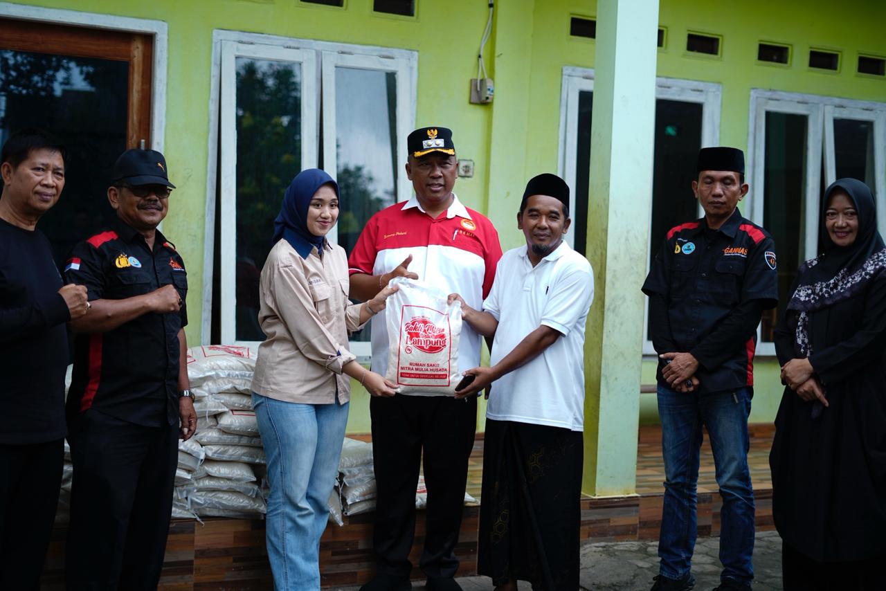 Plt. Bupati I Komang Koheri Salurkan Bantuan Beras untuk LKS Sabilunajah