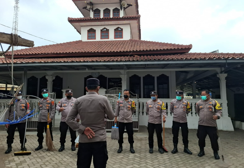 Hujan Abu Gunung Anak Krakatau, Polsek Pardasuka dan Warga Bersihkan Masjid