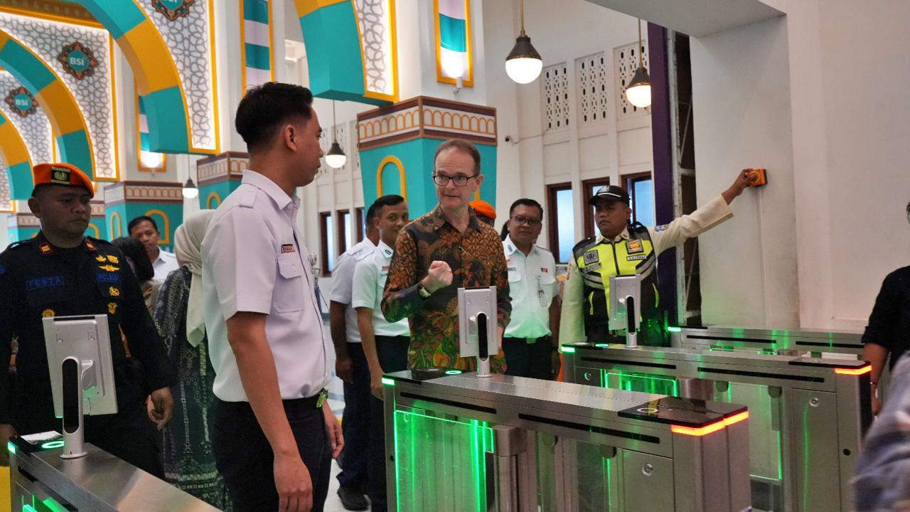  Kunjungan Dubes Inggris ke Stasiun Yogyakarta Perkuat Kerja Sama Transportasi Hijau