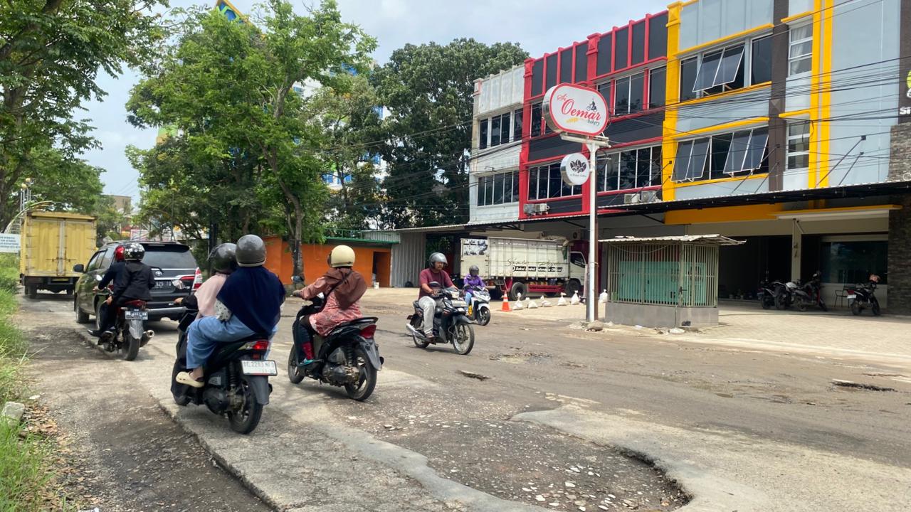 Jalan Provinsi di Metro Barat Rusak Parah, Warga Keluhkan Minim Perbaikan