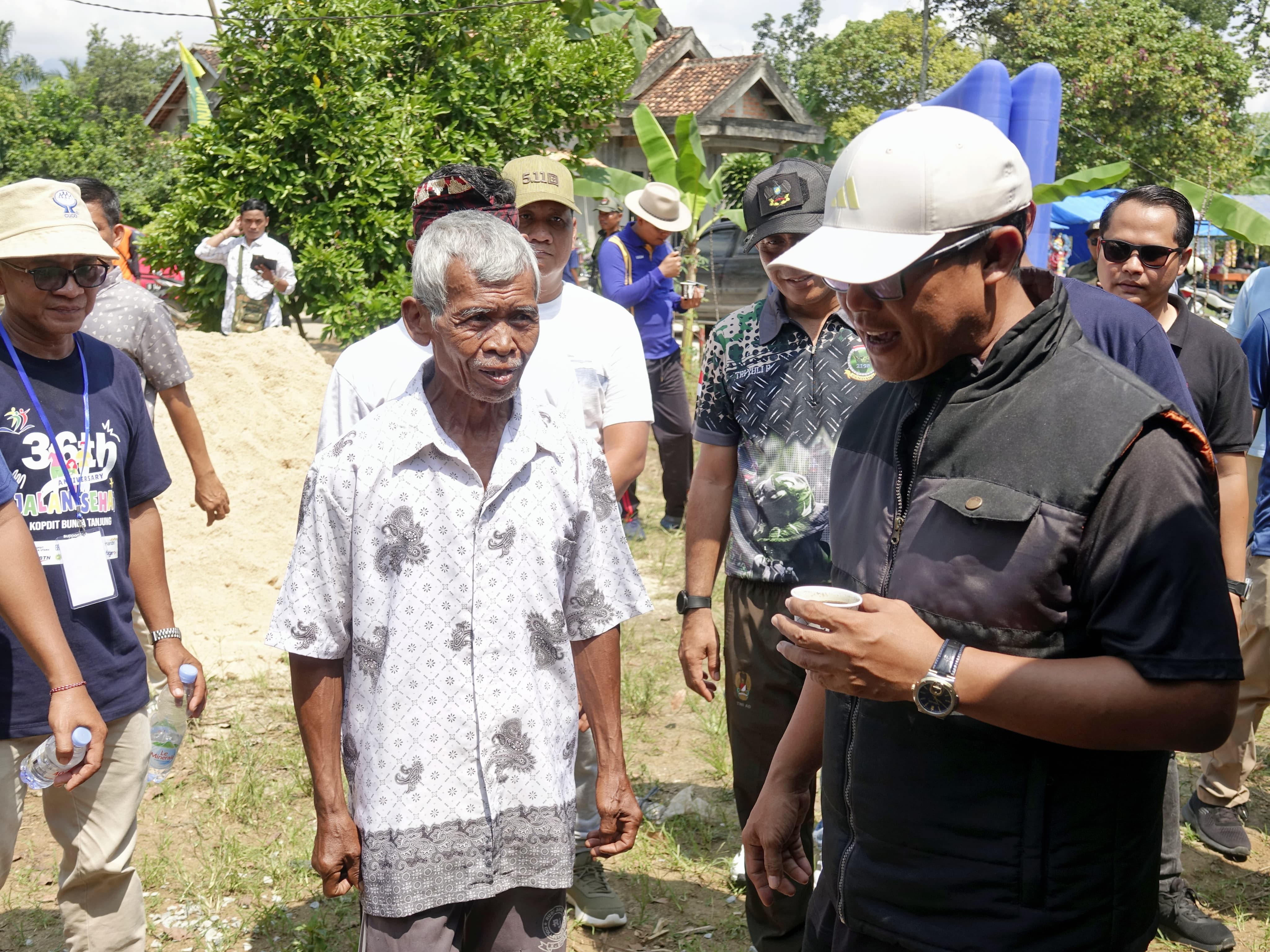 Bupati Ardito Wijaya Resmikan Peletakan Batu Pertama Program Bedah Rumah di Kampung Payung Batu