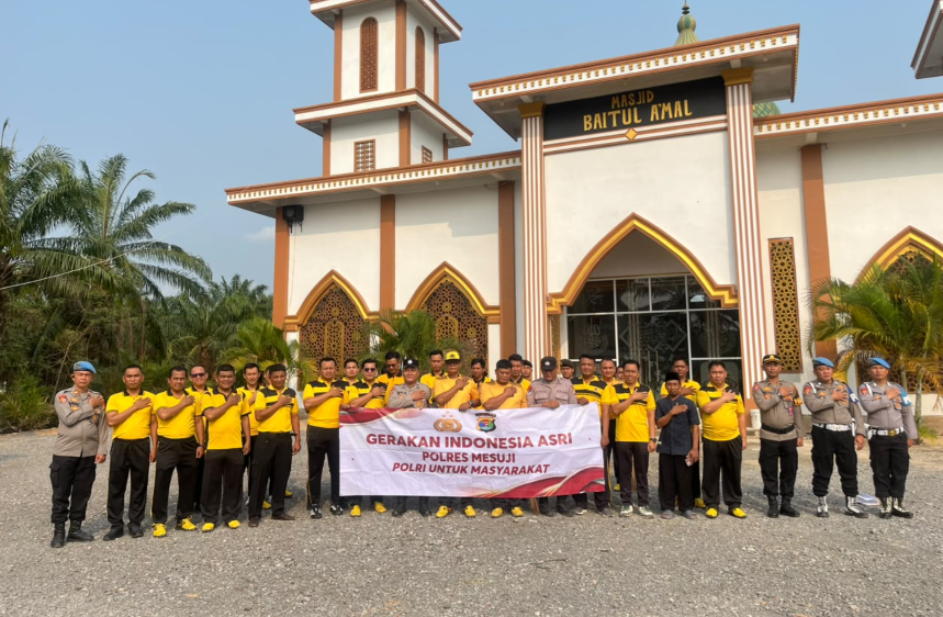 Jaga Kebersihan Lingkungan, Polres Mesuji Gelar Indonesia Asri di Masjid Baitul A'mal