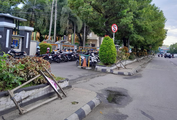 Warga Kota Metro Keluhkan Tiang Papan Bunga yang Tergeletak di Trotoar