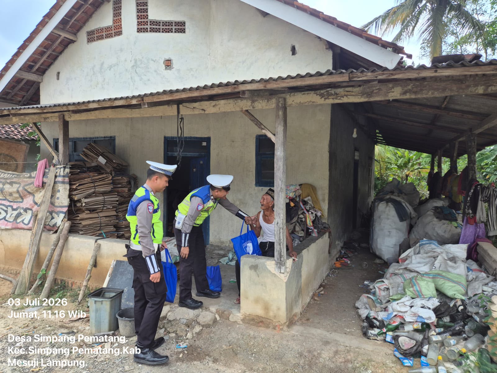 Satlantas Polres Mesuji Gelar TASI BERKAH PRESISI, Bagikan Sembako kepada Warga