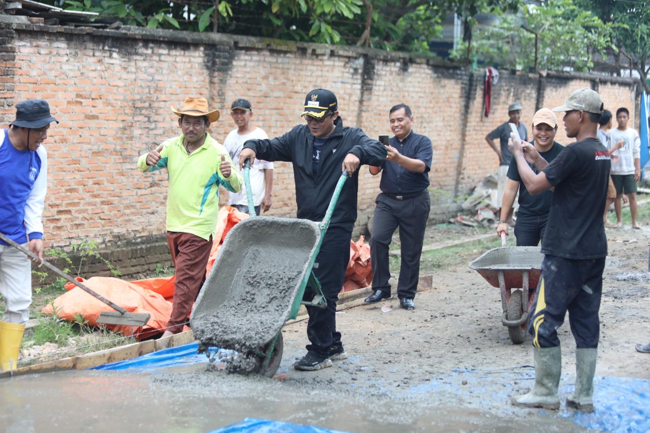 Gotong Royong Bangun Jalan, Warga Purworejo Dapat Dukungan Langsung dari Bupati Ardito