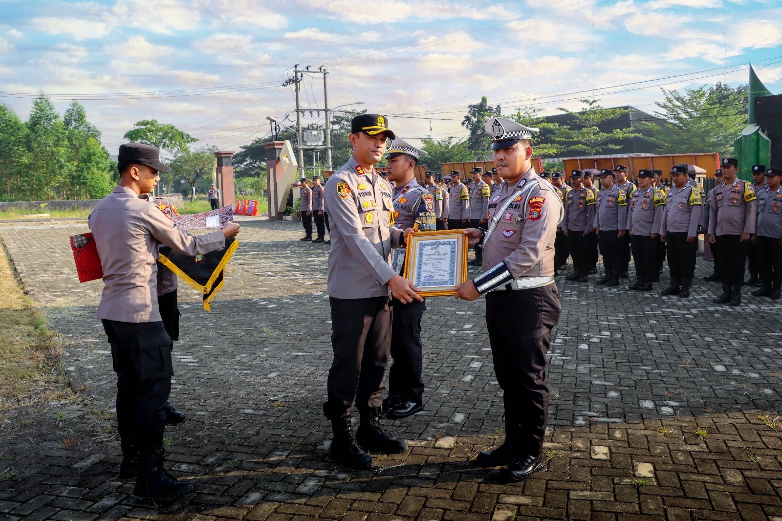 10 Personel Satlantas Polres Pringsewu Terima Penghargaan atas Keberhasilan Pengamanan Arus Mudik