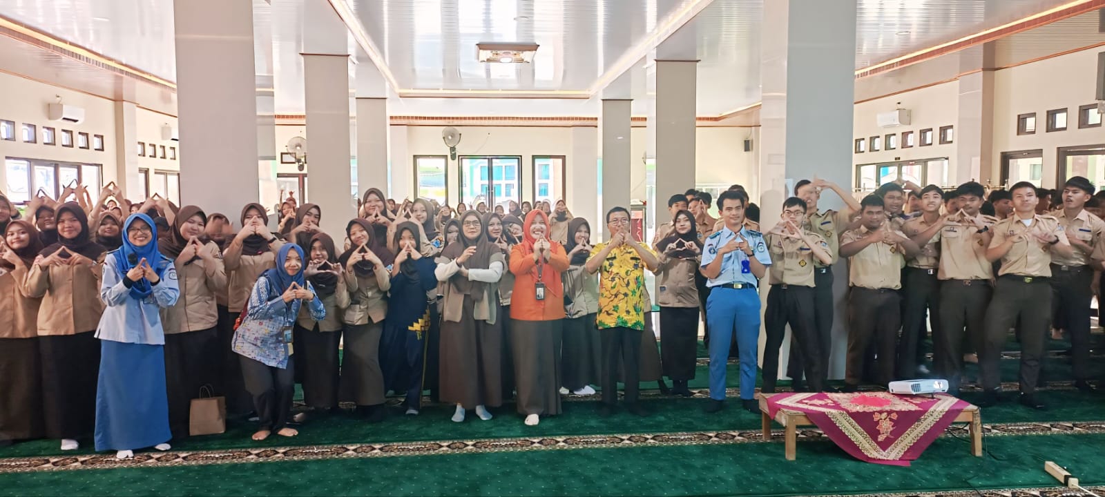 Gencarkan Literasi Statistik, BPS Kota Metro Goes To School Sambangi SMAN 1