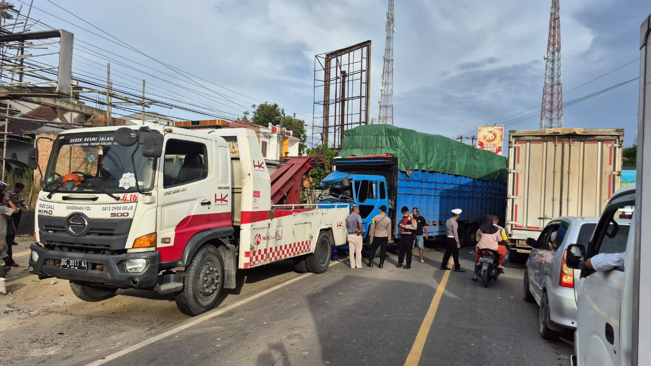 Satlantas Polres Mesuji Evakuasi 3 Kendaraan yang Terlibat Laka di Simpang Pematang