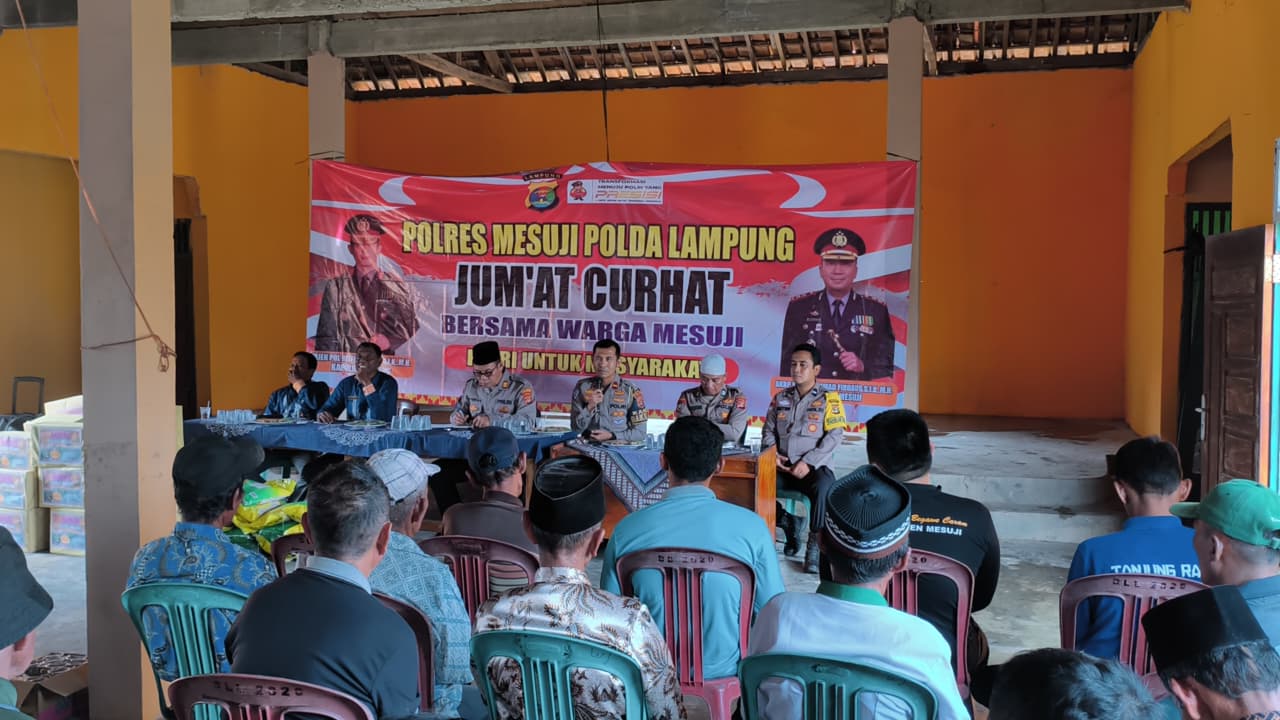  Polres Mesuji Gelar ‘Jumat Curhat’ dan Bagikan 25 Paket Sembako di Balai Desa Wira Jaya