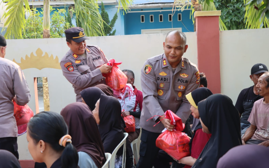 Awali Tugas sebagai Kapolres Pringsewu, AKBP Dadi Perdana Putra Bagikan Sembako dan Bendera ke Warga