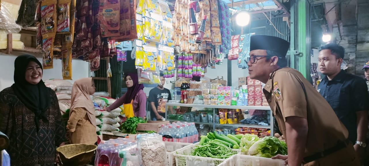 Sidak Pasar, Bupati Lamteng Pastikan Harga Bahan Pokok Stabil Selama Ramadhan