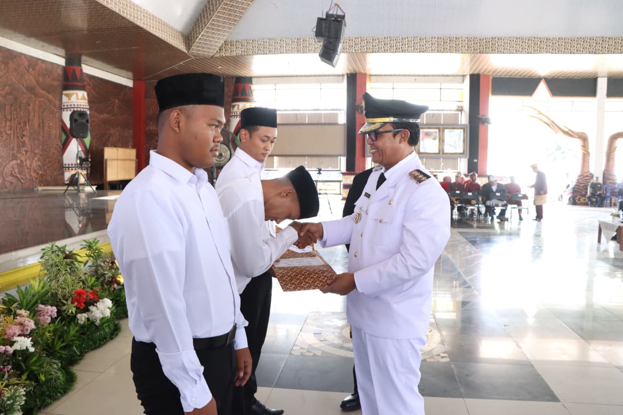 HUT ke-80 RI: Bupati Ardito Wijaya Hadiri Penyerahan Remisi dan Ramah Tamah Bersama Veteran dan Paskibraka