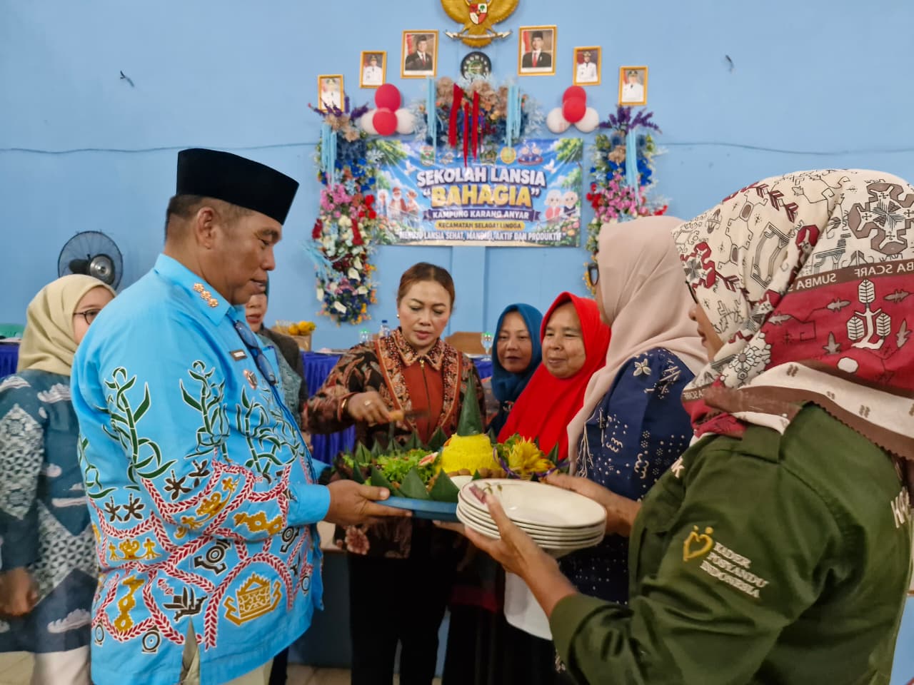 Ni Ketut Dewi Nadi Resmikan Sekolah Lansia Bahagia di Karang Anyar
