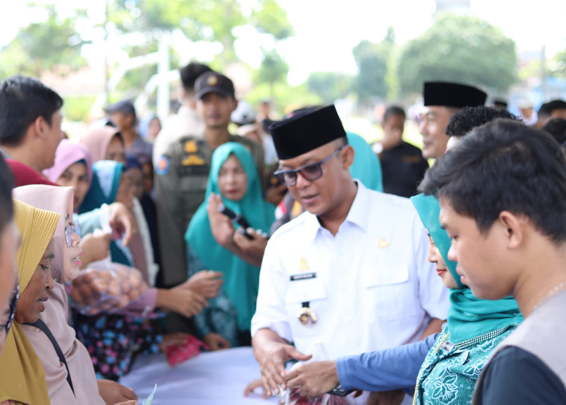 Bupati Ardito Wijaya Buka Gerakan Pangan Murah di Seputih Surabaya