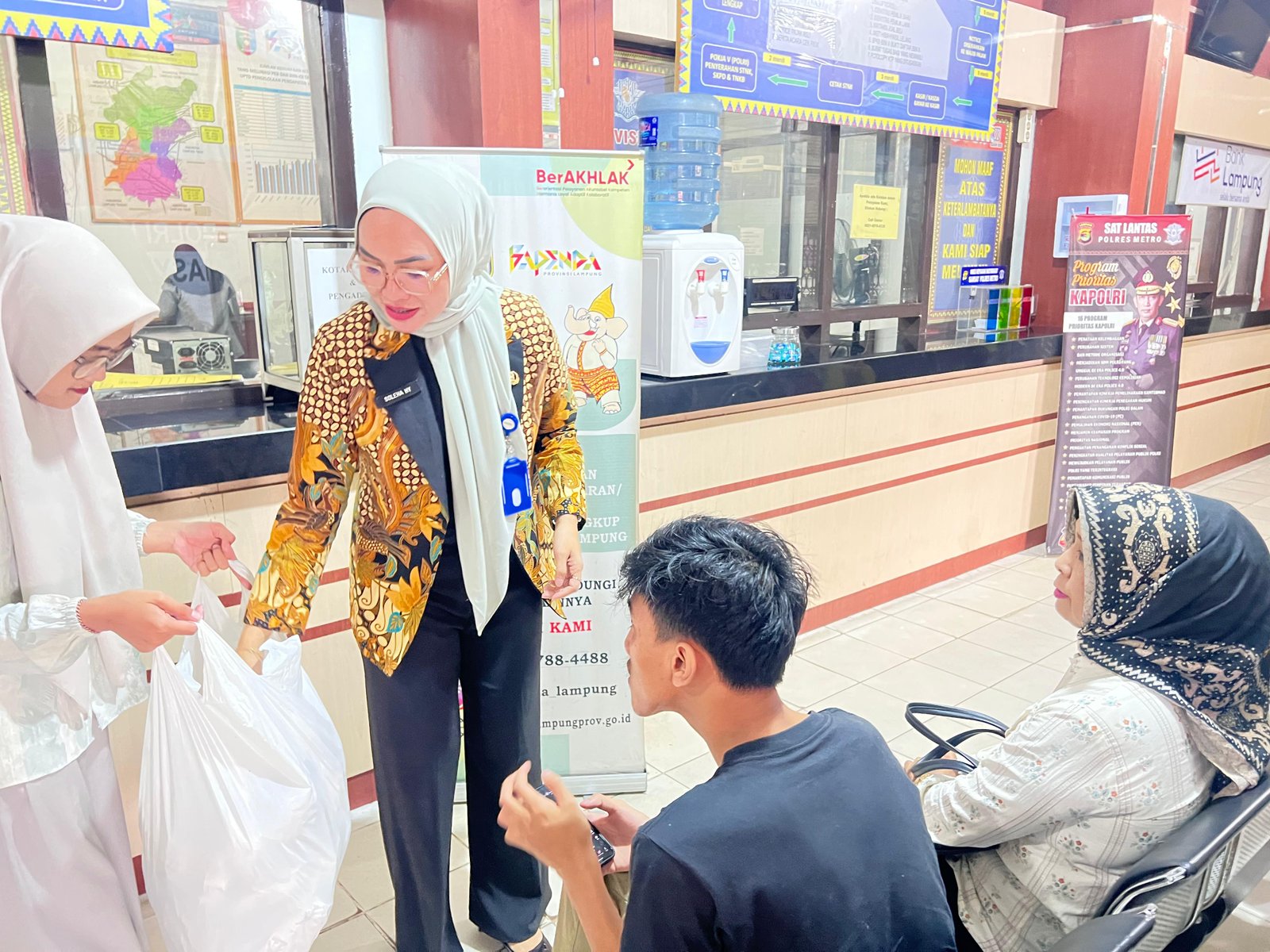 Samsat Metro Berbagi Kebaikan, Pererat Hubungan Petugas dan Masyarakat di Jumat Berkah!