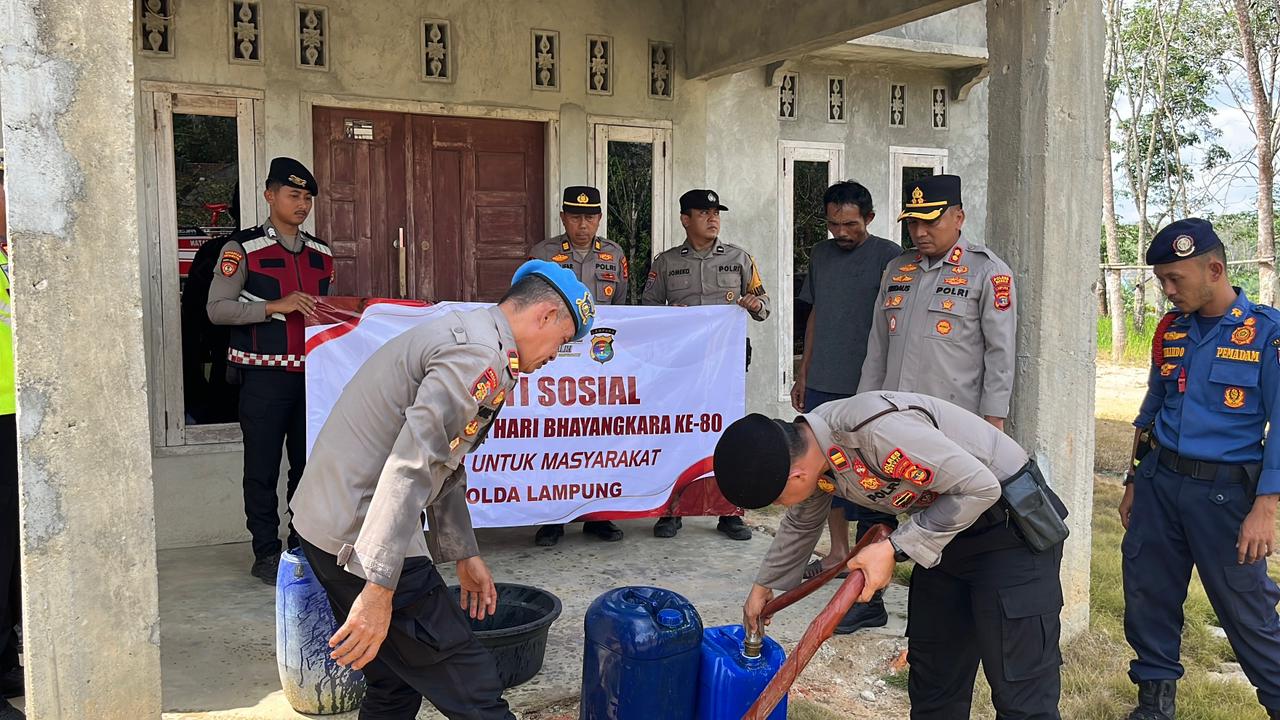 Kapolres Mesuji Turun Langsung Salurkan Air Bersih untuk Warga Desa Labuhan Permai 