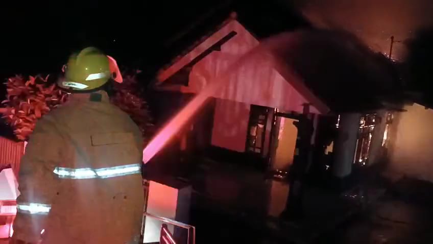 Si Jago Merah Lalap Rumah Warga Mulyojati, Diduga Korsleting MCB