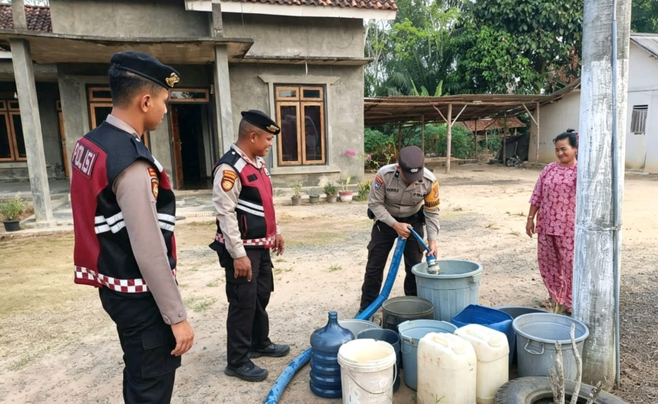 Polres Mesuji Salurkan Bantuan Air Bersih untuk 29 KK Warga Desa Labuhan Permai