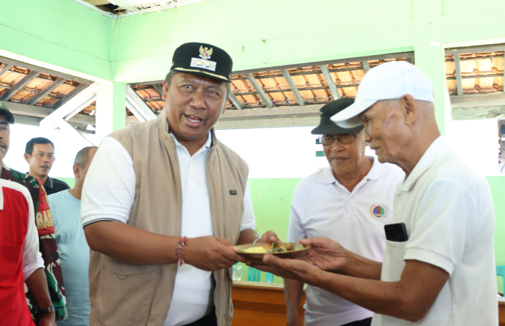 Peduli Lansia, Pemkab Lampung Tengah Laksanakan Bakti Sosial dan Bedah Rumah di Kelurahan Adipuro
