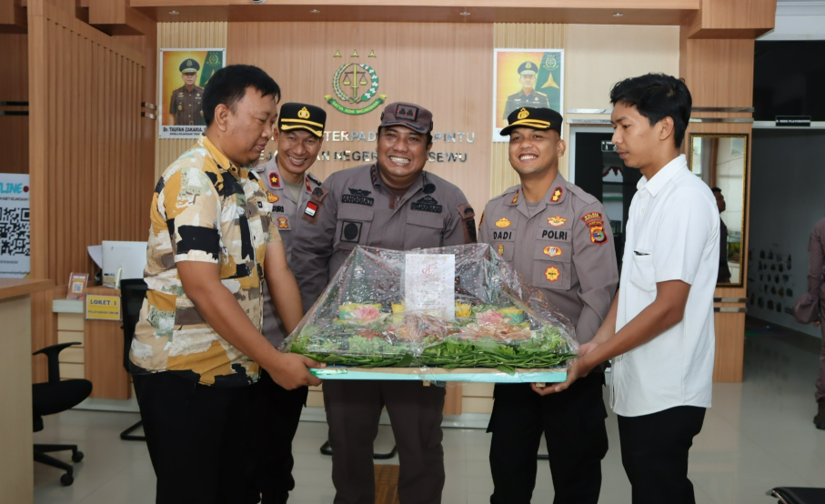 Bawa Tumpeng, Kapolres Pringsewu Sambangi Kejari di Momen Hari Kejaksaan ke-81