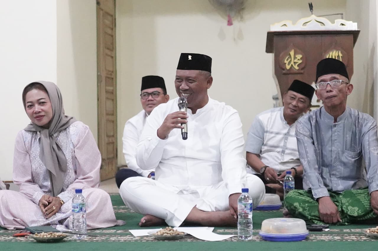 Plt Bupati I Komang Koheri dan TP-PKK Lampung Tengah Bagikan Takjil ke Pengendara