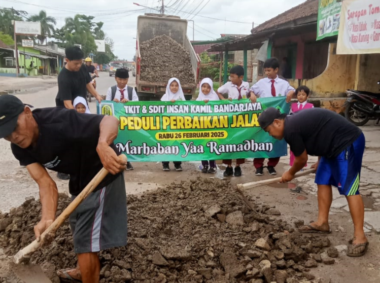 Cegah Kecelakaan, SDIT Insan Kamil Bandarjaya Timbun Jalan Berlubang