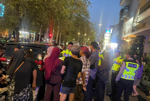 Terjebak Hampir Dua Jam di Mobil, Lansia 74 Tahun Berhasil Dievakuasi