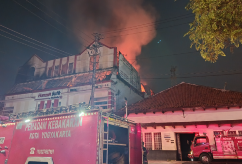 Kebakaran Hamzah Batik Malioboro, Api Berkobar dari Bagian Atas Bangunan hingga Dini Hari