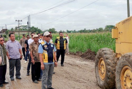 Bupati Tinjau Langsung Progres Perbaikan Jalan Prioritas di Seputih Agung