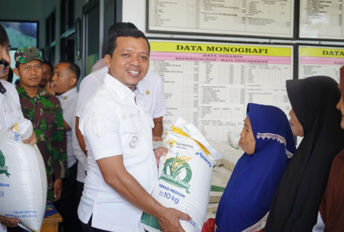 Dorong Swasembada dan Kendalikan Harga, Bupati Pringsewu Bagikan Bantuan Beras ke Warga