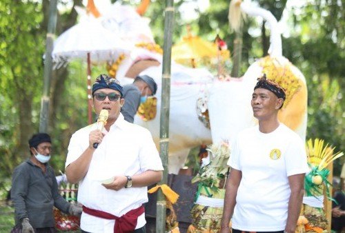 Ngaben Almarhum I Wayan Longsog, Wabup Lampung Tengah Sampaikan Duka Cita