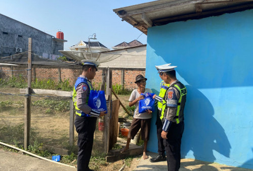  Sat Lantas Polres Mesuji Bantu Warga Kurang Mampu di Simpang Pematang