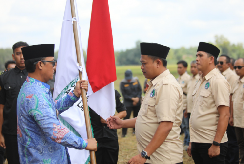 Hadiri Panen Raya Padi di Kampung Sri Pendowo, Bupati Ardito Wijaya Lantik Gapoktan
