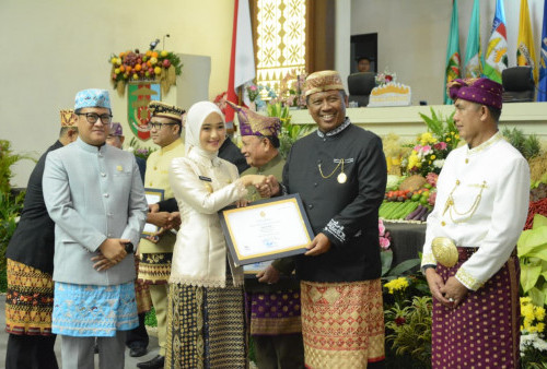 Plt Bupati I Komang Koheri Hadiri Paripurna Istimewa HUT ke-62 Provinsi Lampung