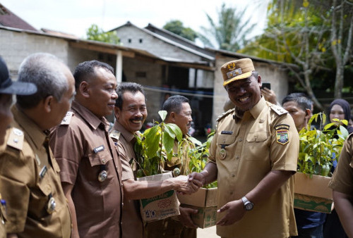 Plt Bupati I Komang Koheri Tanam Pohon Alpukat Bersama Warga Putra Lempuyang