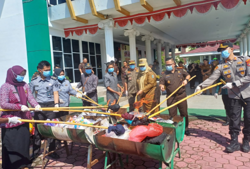 Transparan dan Tegas, Kejari Pringsewu Musnahkan Barang Bukti Narkotika hingga Senjata Tajam