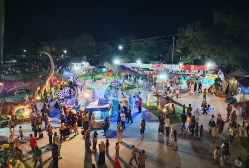 Wahana Dino Planet di Metro Garden Diserbu Ribuan Pengunjung hingga Parkiran Penuh!