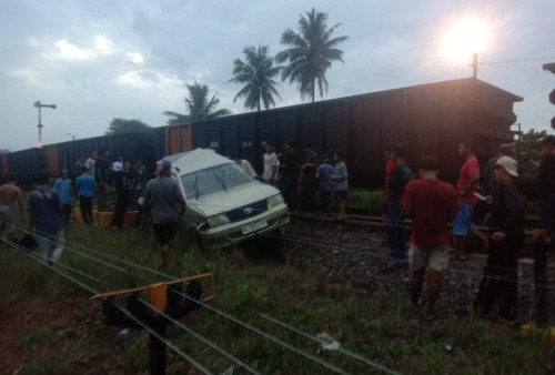 Mobil Kijang Kapsul Terseret Kereta Api di Lampung Utara, Penumpang Selamat