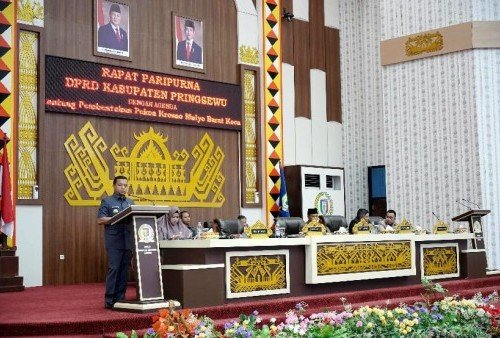 Rapat Paripurna DPRD Pringsewu, Bupati Riyanto Sampaikan Tanggapan atas Raperda Pembentukan Dua Pekon Baru