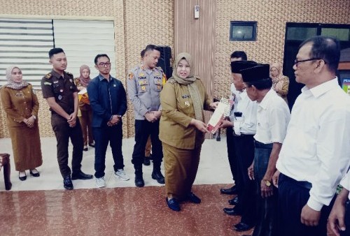 Usai Diluncurkan, Wabup Pringsewu Serahkan Akte Notaris SK Badan Hukum Koperasi Desa Merah Putih 