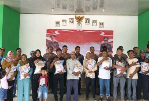 Polres Mesuji Gelar Jumat Curhat di Desa Margo Jadi, Bagikan 25 Paket Sembako