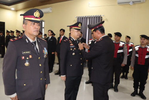  Pengabdian Puluhan Tahun, Personel Polres Pringsewu Terima Tanda Kehormatan Satya Lencana