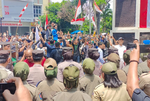  Aliansi Mahasiswa Geruduk DPRD Metro, Tolak Kenaikan Tunjangan DPR RI