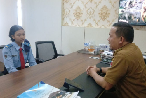 Siswi Taruna Nusantara Wawancarai Sekda Mesuji, Begini Pesannya