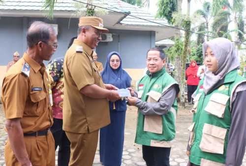 Plt Bupati Lampung Tengah Serahkan Buku Tabungan kepada 193 PPL